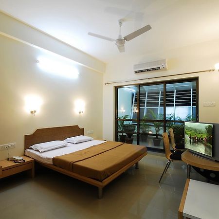 Hotel New Holiday Plaza 나식 외부 사진