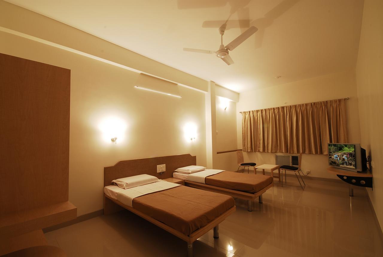 Hotel New Holiday Plaza 나식 외부 사진