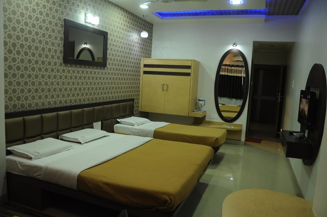Hotel New Holiday Plaza 나식 외부 사진