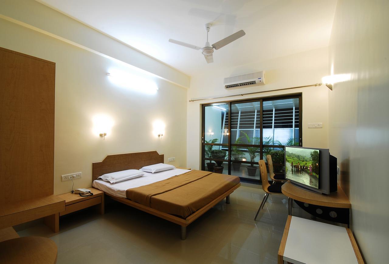 Hotel New Holiday Plaza 나식 외부 사진