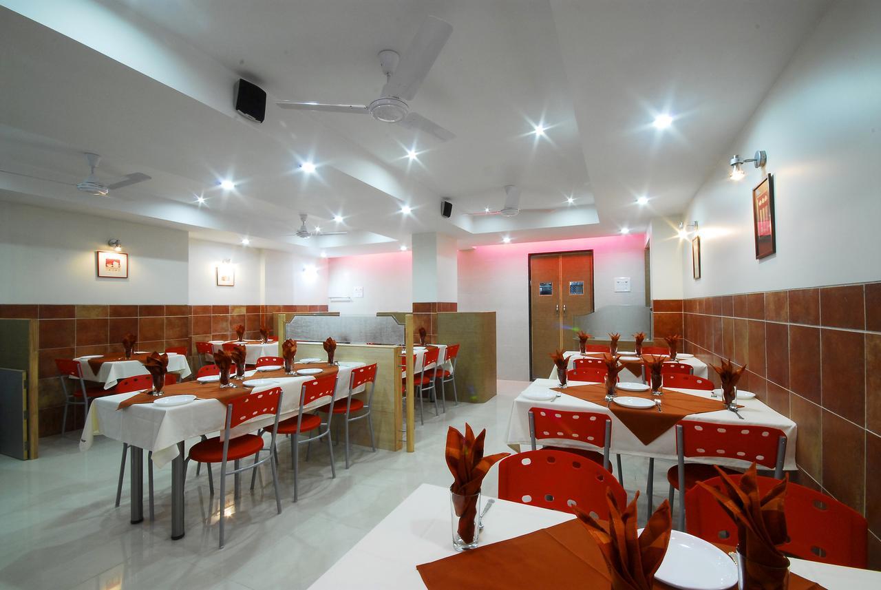 Hotel New Holiday Plaza 나식 외부 사진