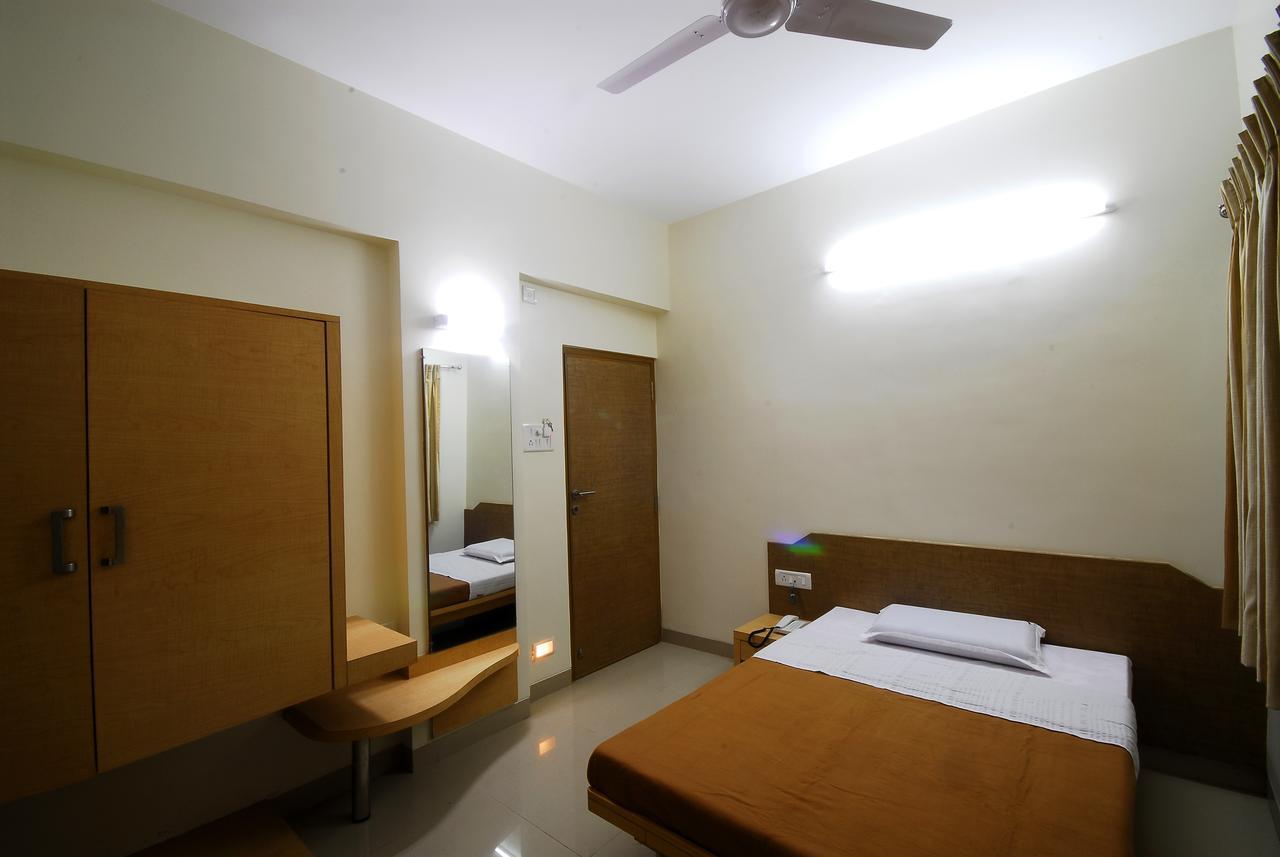 Hotel New Holiday Plaza 나식 외부 사진