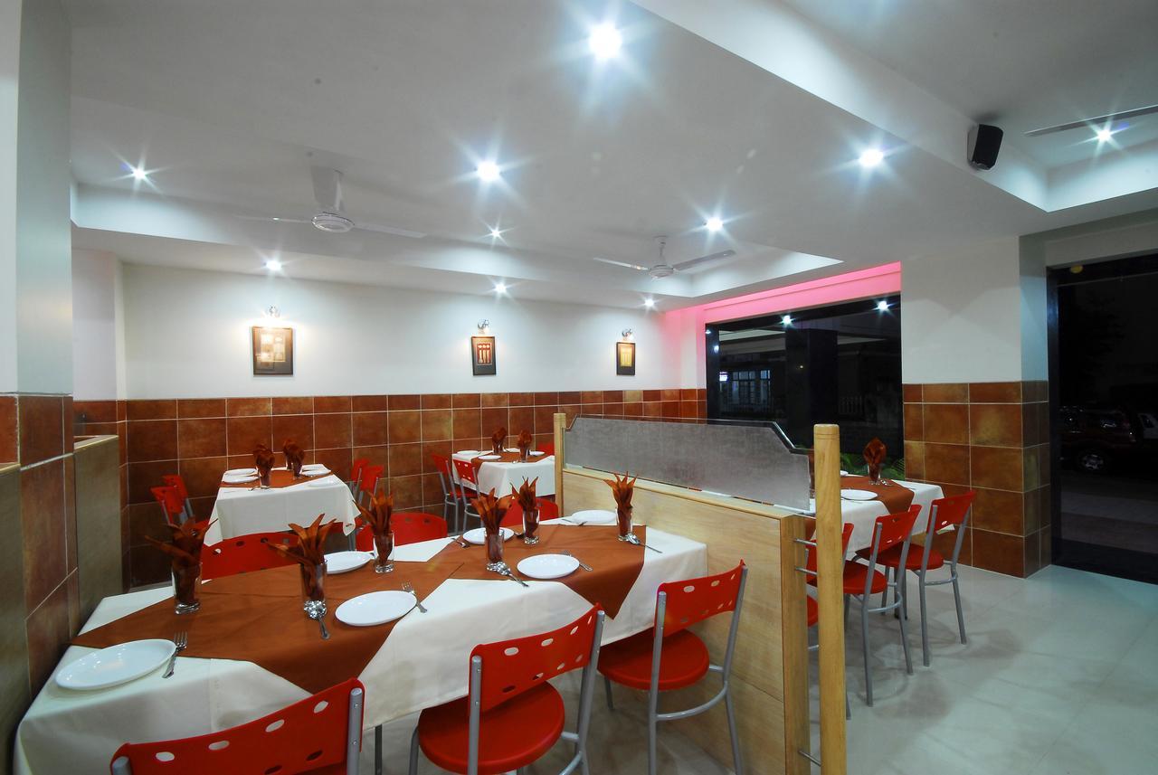 Hotel New Holiday Plaza 나식 외부 사진
