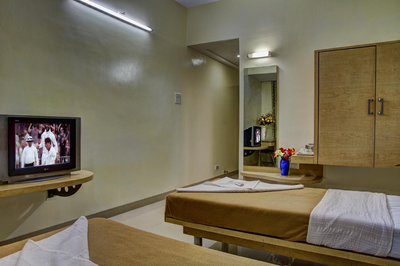 Hotel New Holiday Plaza 나식 외부 사진