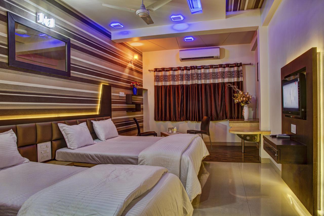 Hotel New Holiday Plaza 나식 외부 사진