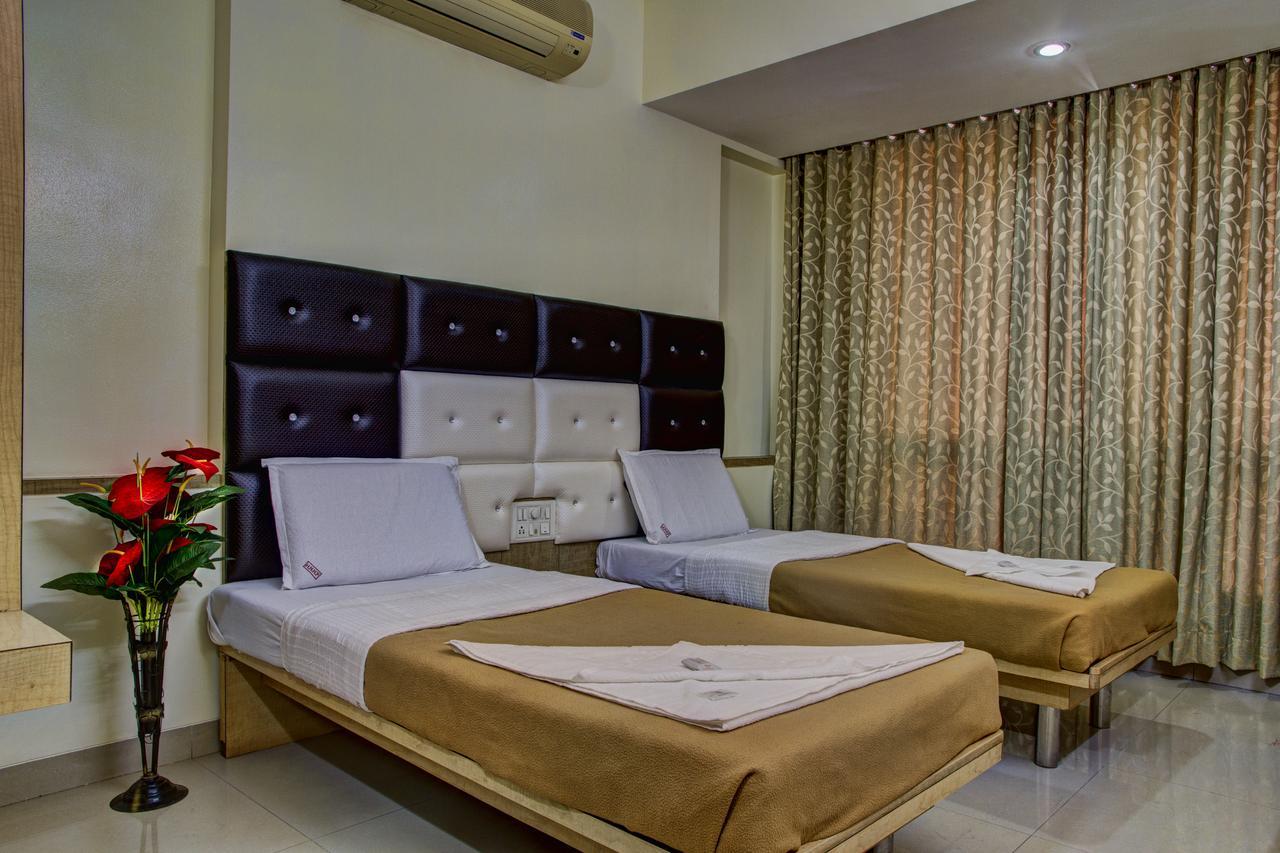 Hotel New Holiday Plaza 나식 외부 사진