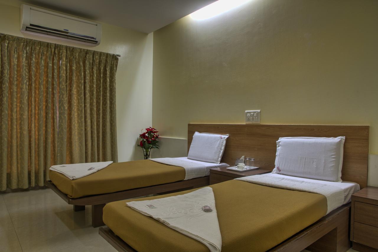 Hotel New Holiday Plaza 나식 외부 사진