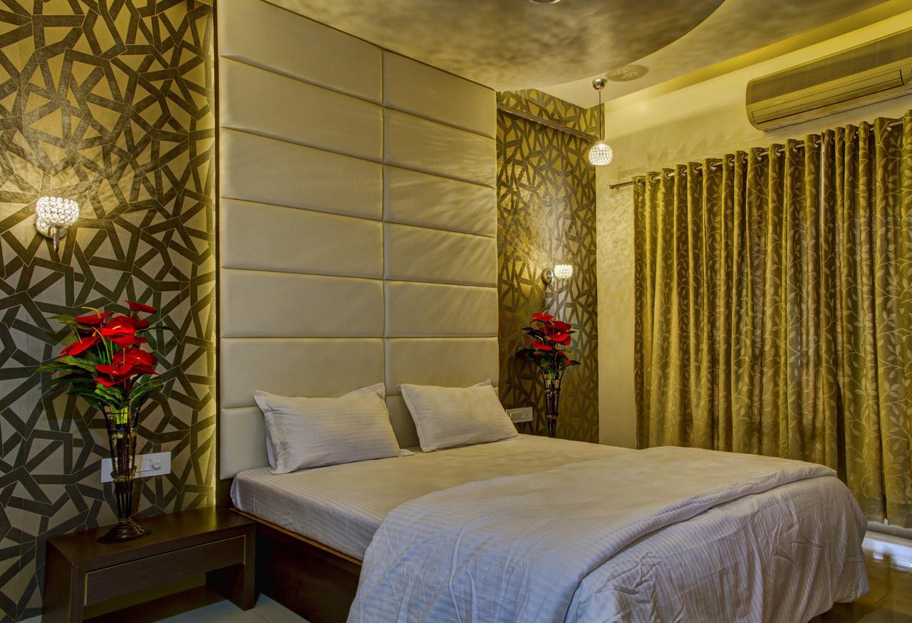 Hotel New Holiday Plaza 나식 외부 사진